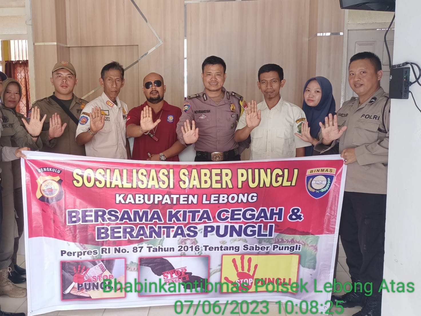 Bhabinkamtibmas Sosialisasi Saber Pungli di Desa Pelabai dan Desa Kota Baru Santan