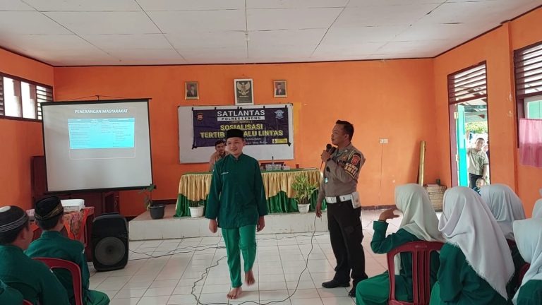 Tanamkan Tertib Lalulintas Sejak Dini, Sat Lantas Polres Lebong Gelar Sosialisasi Di SMPN 2