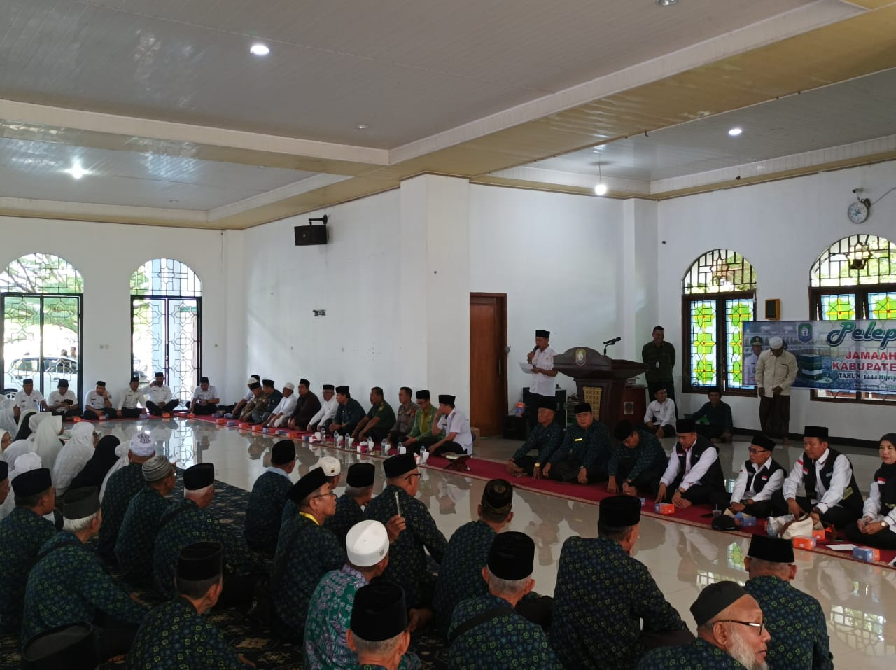 Personel Polres Kaur dan Polsek Kaur Selatan,  Melakukan Pengamanan Pemberangkat Jamaah Haji 