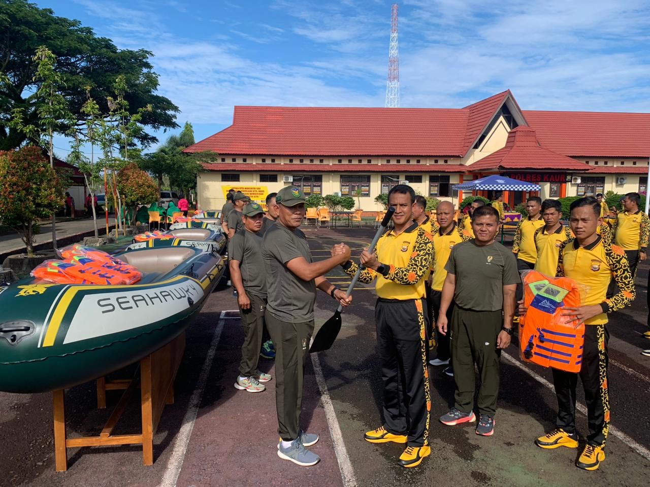 Sambut HUT Bhayangkara Ke-77, Polres Kaur  Olahraga Bersama Kodim 0408 BSK, Pos AL Linau, dan Brimob Subden 3B Pelopor Nusuk