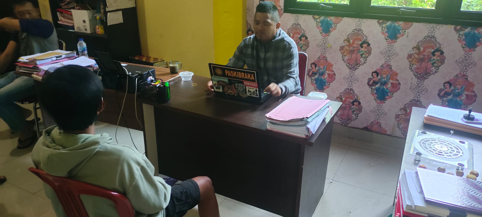 YE saat diperiksa petugas