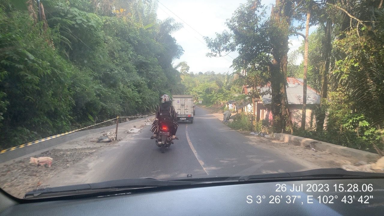 Polsek Sindang Kelingi, Lakukan Pengawalan Warga Lubuk Linggau yang Melintas di Jalan Curup-Padang Ulak Tanding 