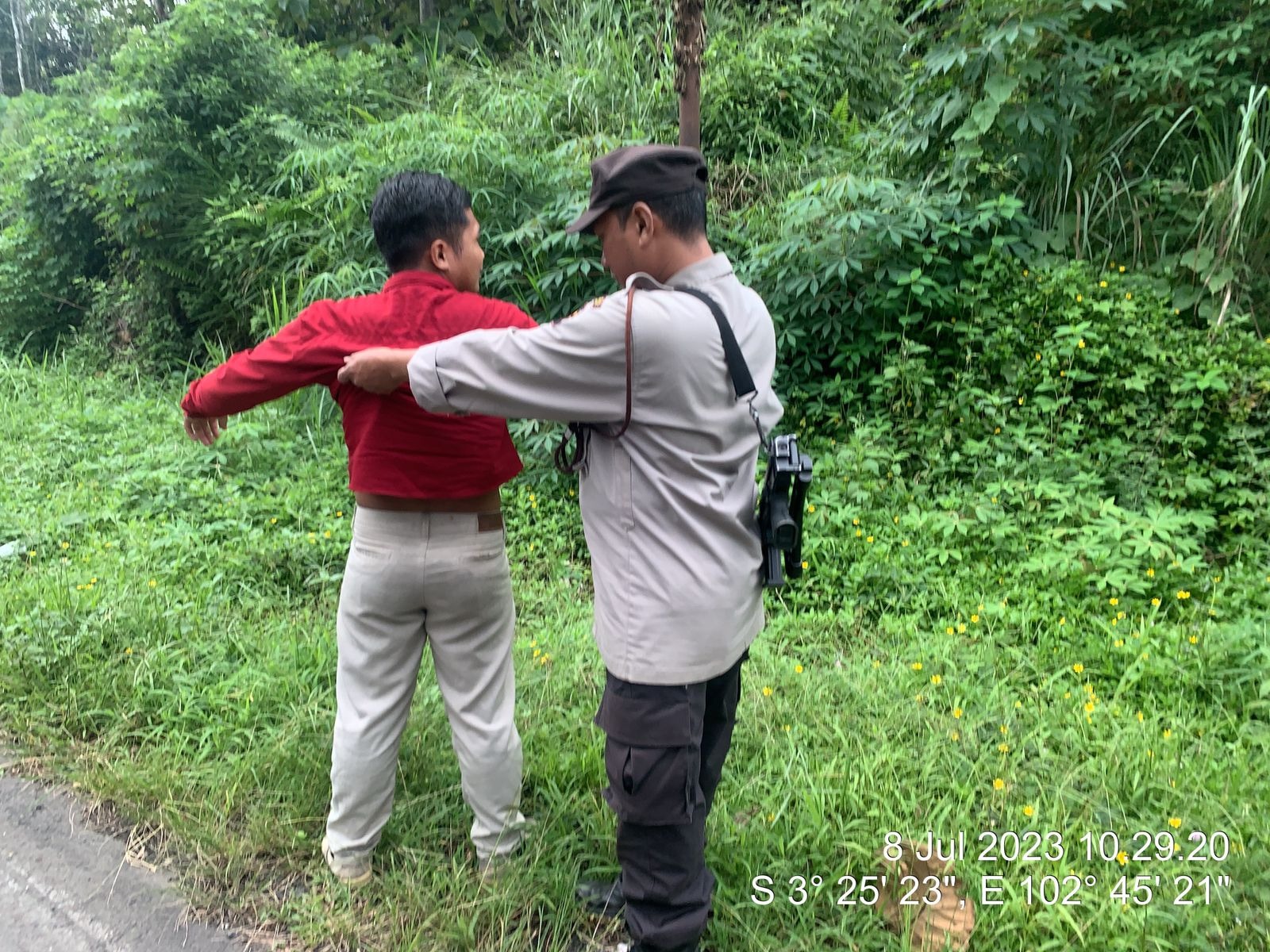 Antisipasi Kejahatan Dijalan, Polsek Sindang Kelingi Gelar Razia Sajam dan Senpi