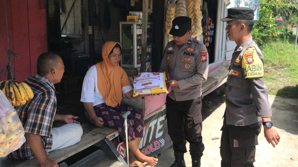 Bantu Ketahanan Pangan, Personel Polsek Kaur Selatan Salurkan Bantuan 