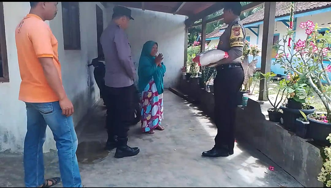 Warga Sakit Menahun dan Janda, Terima Bantuan Sembako dari Personel Polsek Nasal