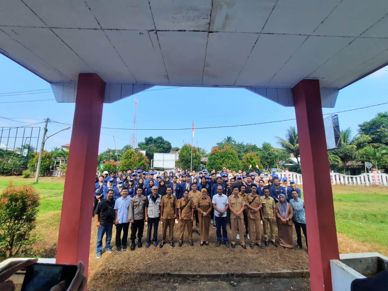 Personel Polsek Air Besi Hadiri Penyambutan Mahasiswa KKN di Kantor Kecamatan Air Besi