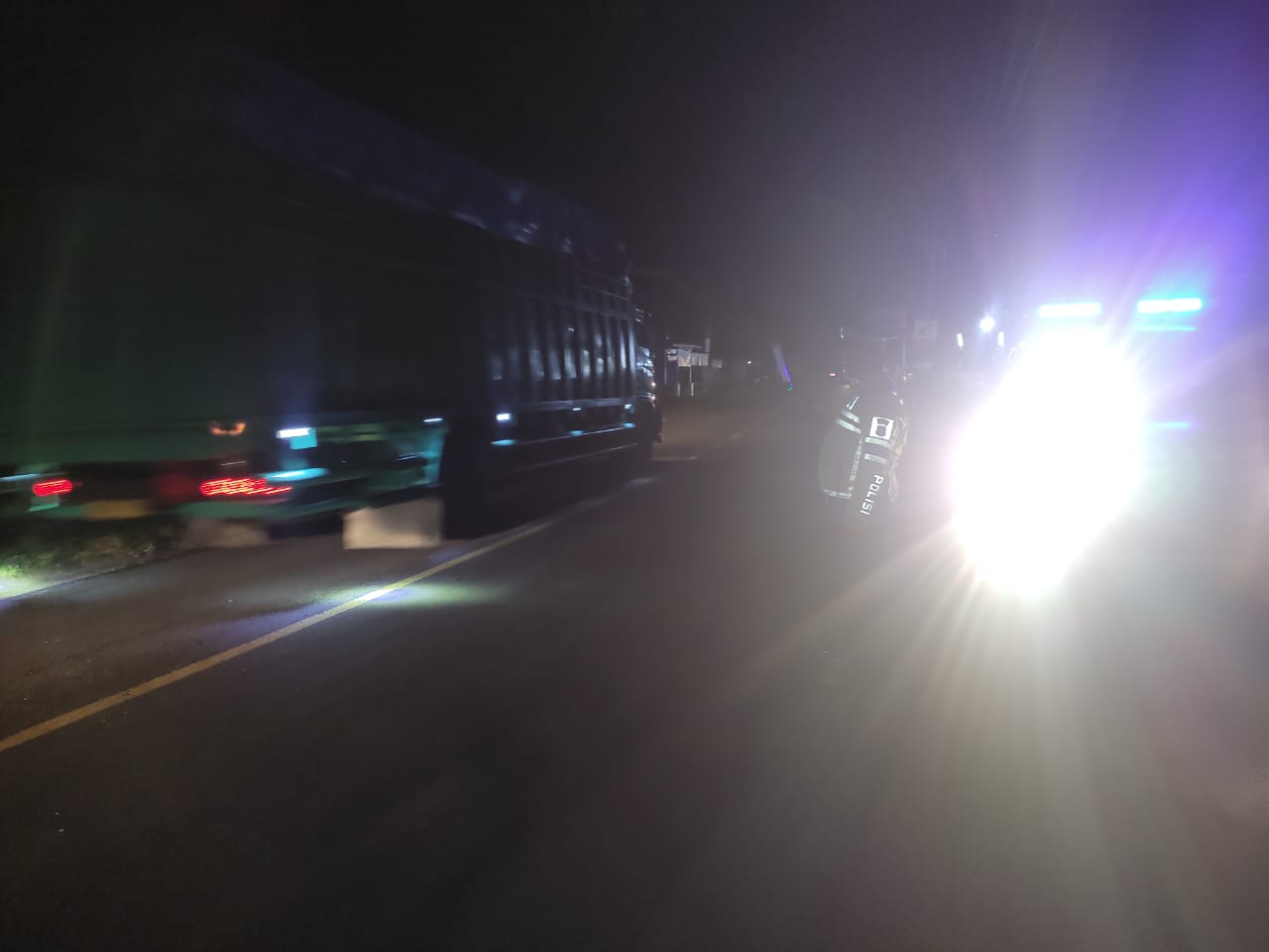 Pantau Arus Lalin, Sat Lantas Polres Kaur Patroli Blue Light 
