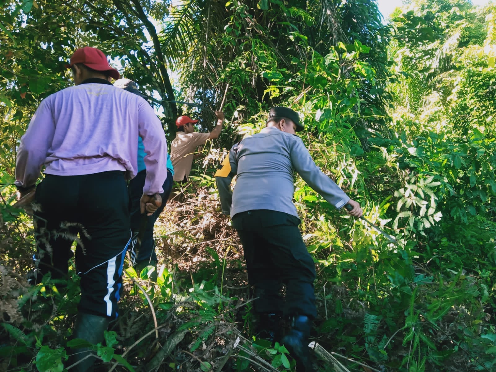 Polsek Giri Mulya Bersama Warga Tebang Pohon yang Mengganggu Kabel Listrik 