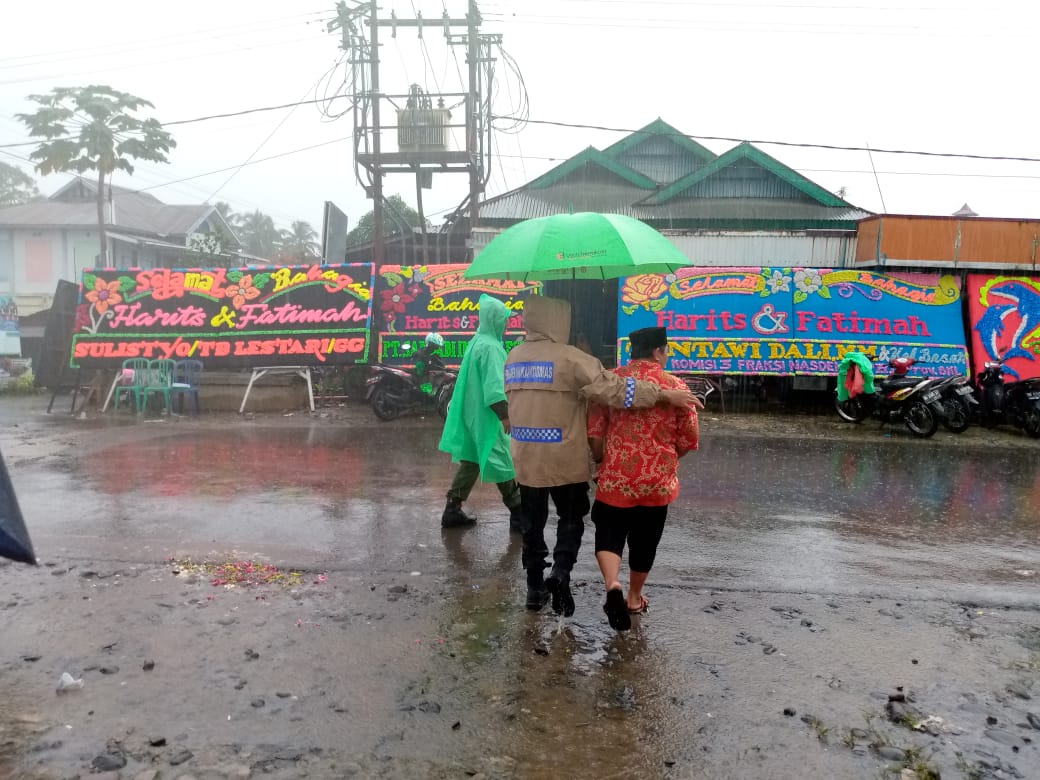 Diguyur Hujan, Anggota Polsek Padang Jaya Tetap Berikan Pelayanan Terbaik kepada Masyarakat
