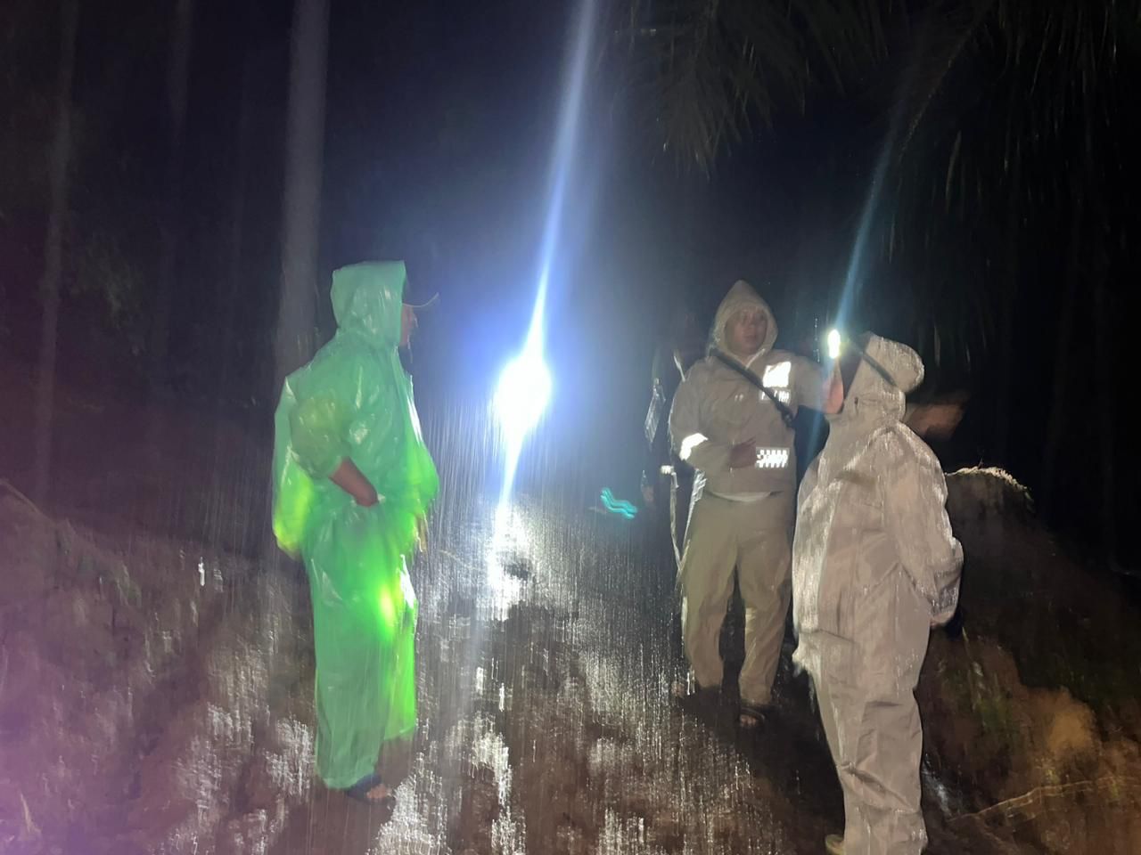 Kapolsek Kerkap Bersama Personel Datangi TKP Tanah Longsor