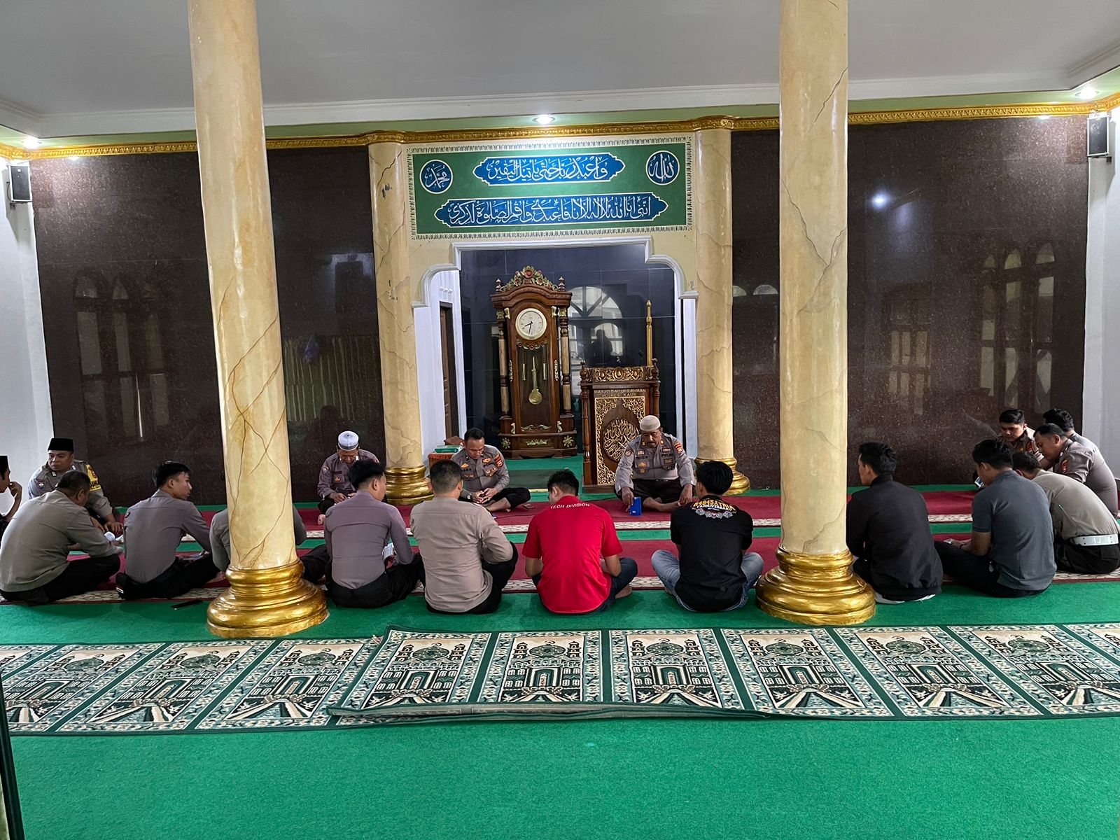 Polres Kaur Polda Bengkulu melaksanakan Bimbingan Rohani dan Mentall (Binrohtal) dengan membaca Yasin bersama di Masjid Baiturrahman Polres Kaur, Kamis (06/07/2023) Pukul 08.00 Wib s/d Selesai  Kegiatan membaca yasin bersama Polres Kaur ini dihadiri oleh Personel Polres Kaur dan Polsek jajaran, pembacaan Yasin dipimpin oleh Bripka Pitrusdi dan dilanjutkan dengan pembacaan doa.  Disampaikan Kapolres Kaur AKBP Eko Budiman, S.I.K., M.I.K., M.Si, melalui Kasi Humas AKP Johny Silaen kegiatan membaca yasin bersam