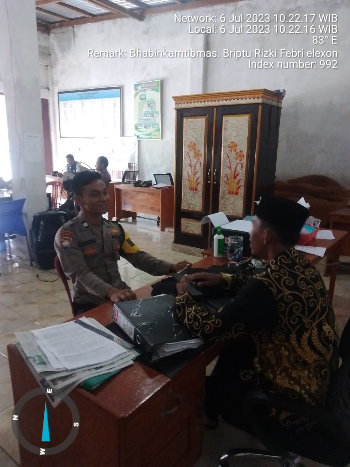 Sambangi Tokoh Masayarakat, Bhabikamtibmas Polsek Tanjung Kemuning Sampaikan Imbauan Kamtibmas 