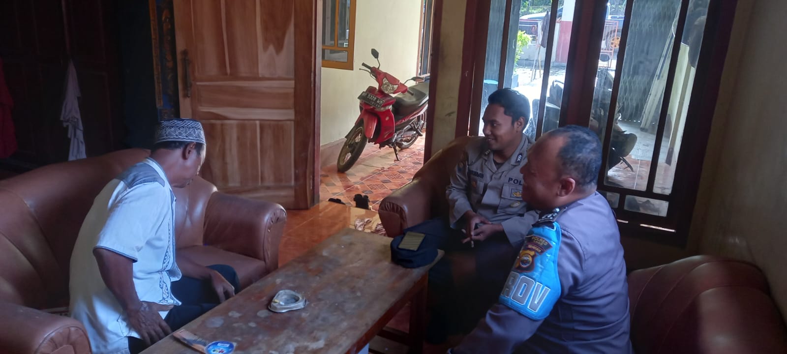 Bhabikamtibmas Polsek Maje Sambangi Tomas, Sampaikan Imbauan Kamtibmas 