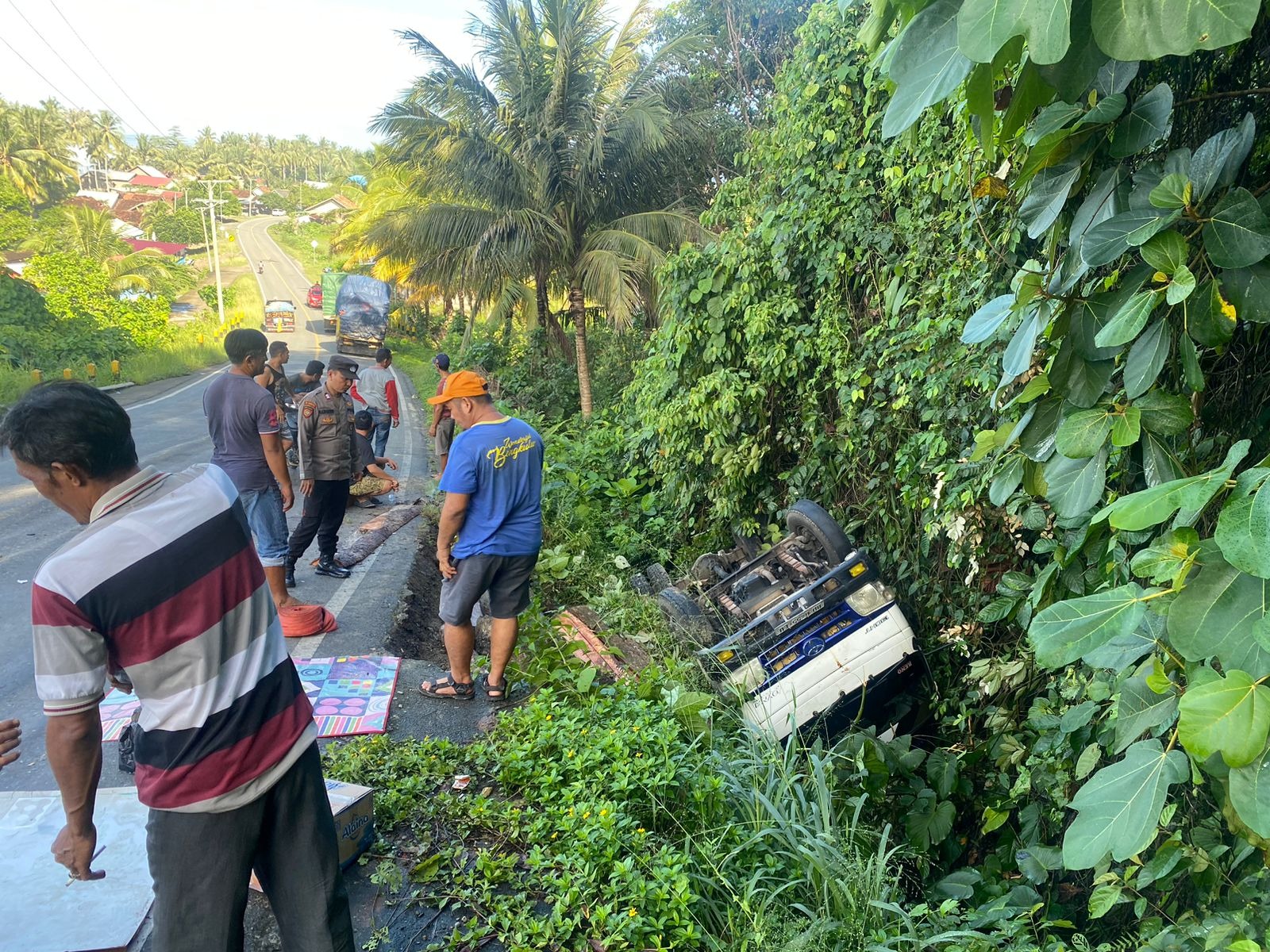Patah As, Mobil Angkut 6000 Buah Kelapa Masuk ke Jurang di Kaur