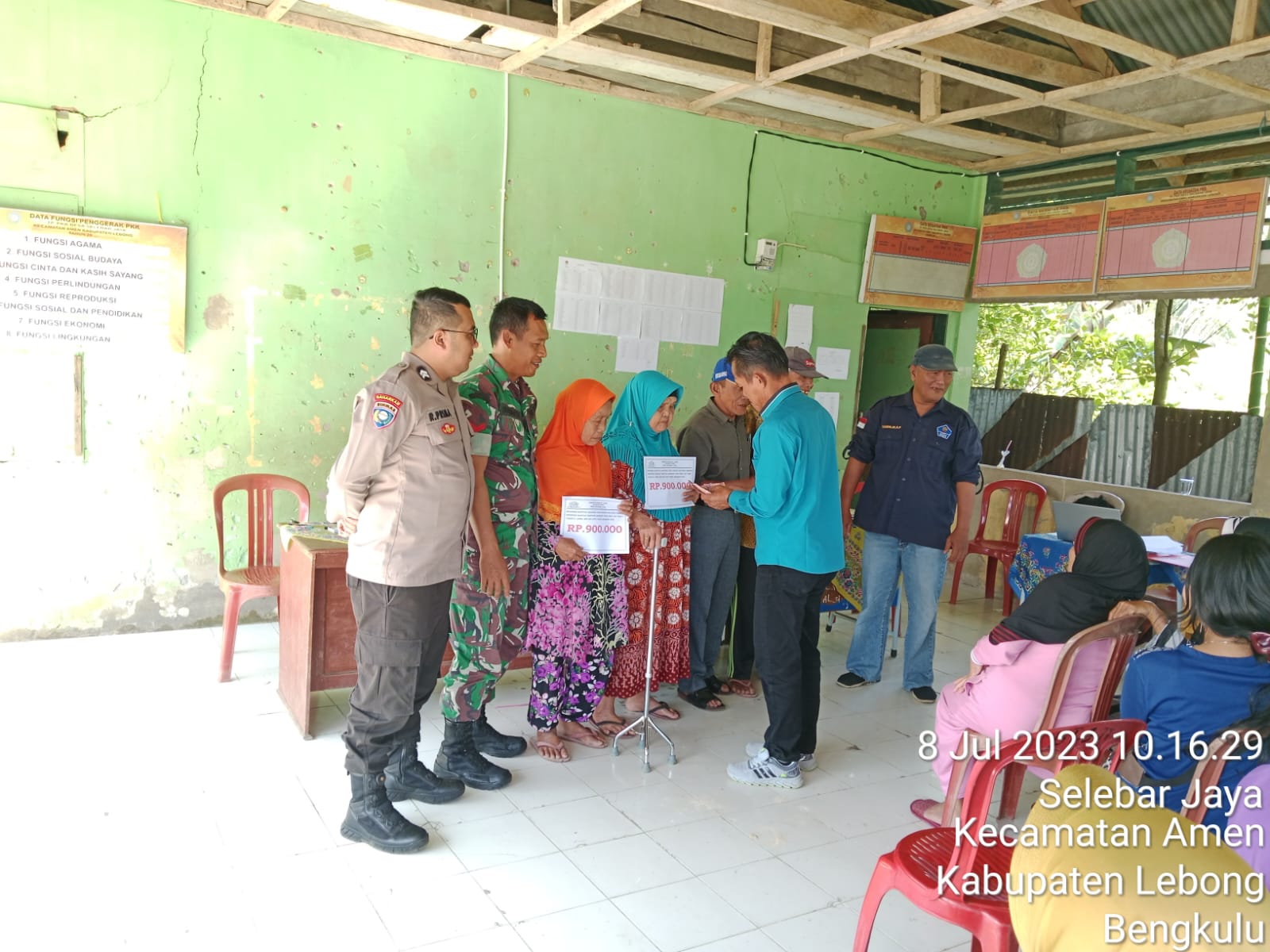 Bhabinkamtibmas Polsek Lebong Utara Hadiri Pembagian BLT DD Ekstrim di Desa Selebar Jaya