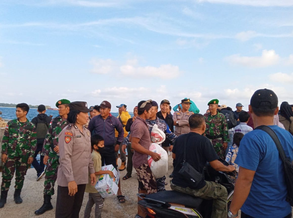 Berikan Rasa Aman, Kapolsek Bersama Personel Melaksanakan Pengamanan Kedatangan Kapal Penumpang