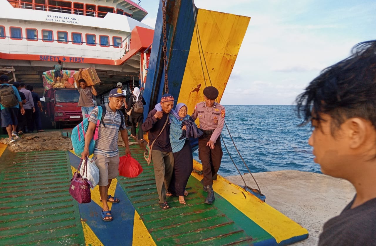 Berikan Pelayanan Prima, Polsek Enggano Bantu Penumpang Lansia yang Hendak Turun dari Kapal 