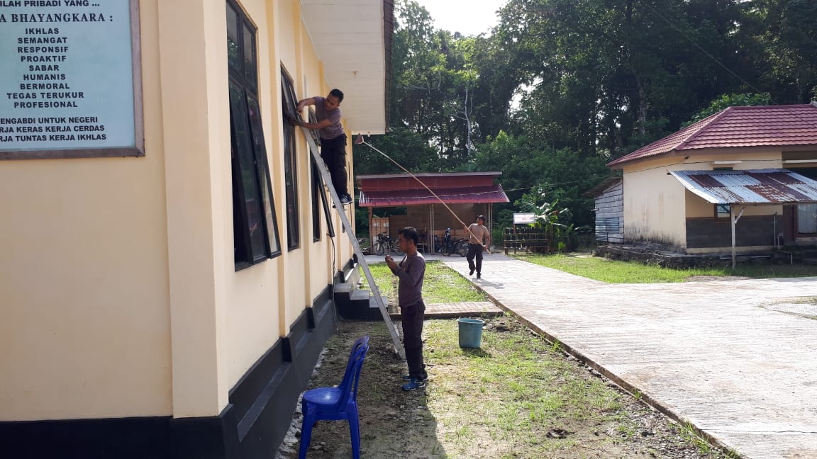 Jaga Kebersihan Mako, Anggota Polsek Enggano Laksanakan Kerja Bakti