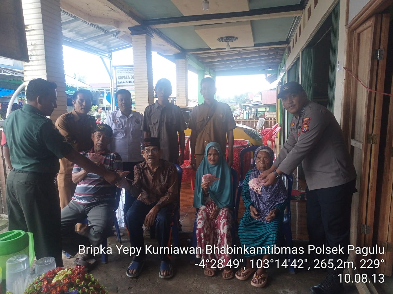 Bhabinkamtibmas Polsek Padang Guci Hulu, Monitoring Penyaluran BLT DD Tahap III di Desa Manau IX 2 