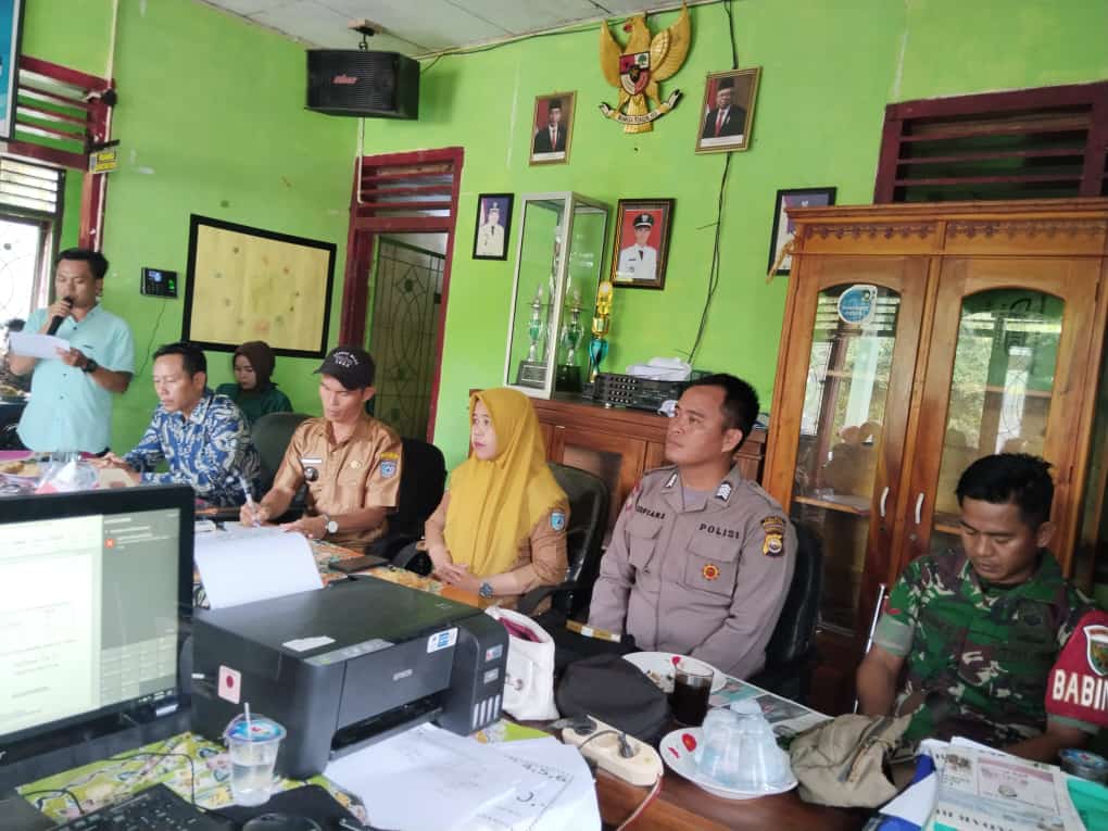 Kanit Binmas Bripka Sofian Efendi Lakukan Pendampingan Penyaluran Dana BLT DD