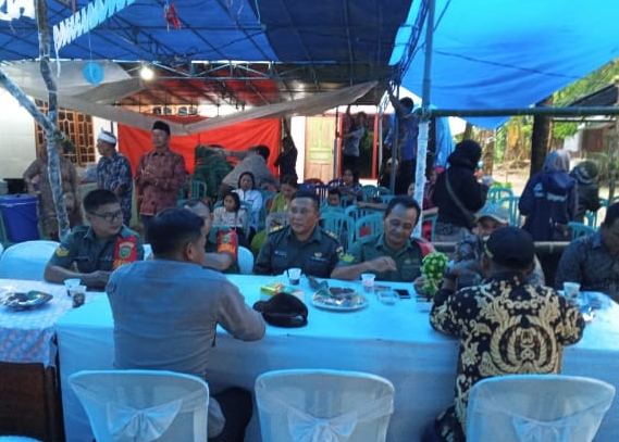 Jalin Kedekatan Bersama Warga, Kapolsek Enggano Hadiri Undangan Pernikahan 