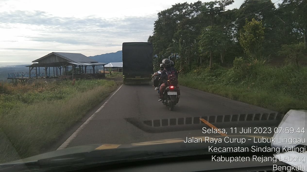 Polsek Sindang Kelingi Berikan Pengawalan Pengendara Ragu Melintas