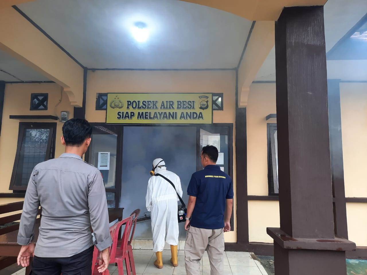 Cegah Berkembangnya DBD, Polsek Air Besi Melakukan Fogging