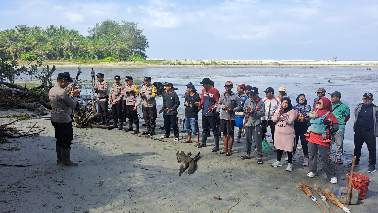 Peduli Lingkungan, Polsek Sukaraja Bersihkan Sampah di Pantai Muara Siabun