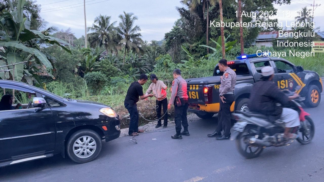 Patroli di Jalan Lintas, Sat Samapta Polres Rejang Lebong Bantu Warga yang Mengalami Kerusakan 