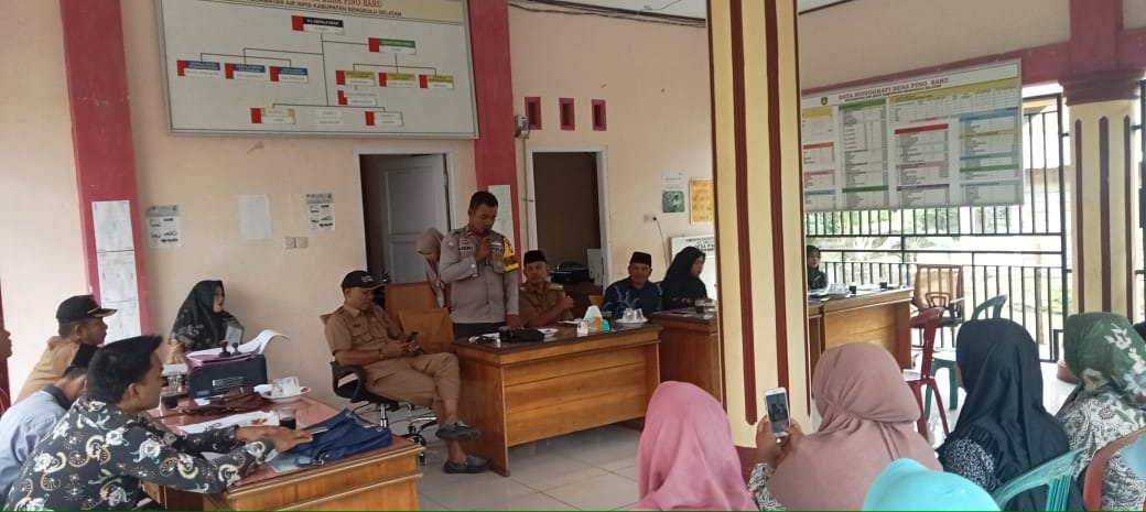Bhabinkamtibmas Hadiri Serah Terima Jabatan Kepala Desa di Wilayah Binaannya