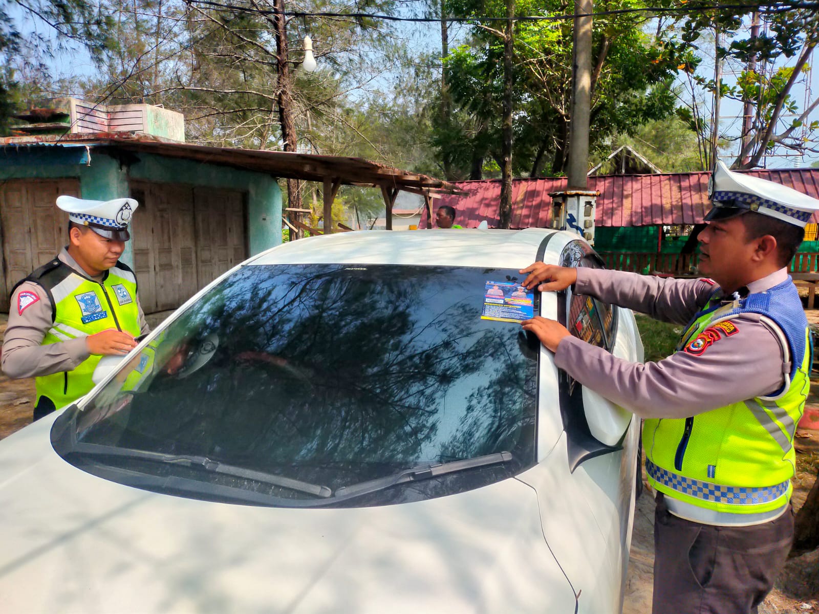 Ops Zebra Nala, Personel Satlantas Polresta Bengkulu Pasang Stiker dan Sampaikan Imbauan