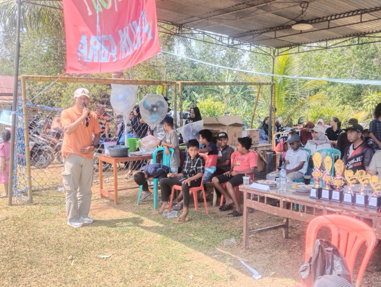 Berikan Support, Kapolsek Padang Jaya Hadiri Lomba Layang-Layang 