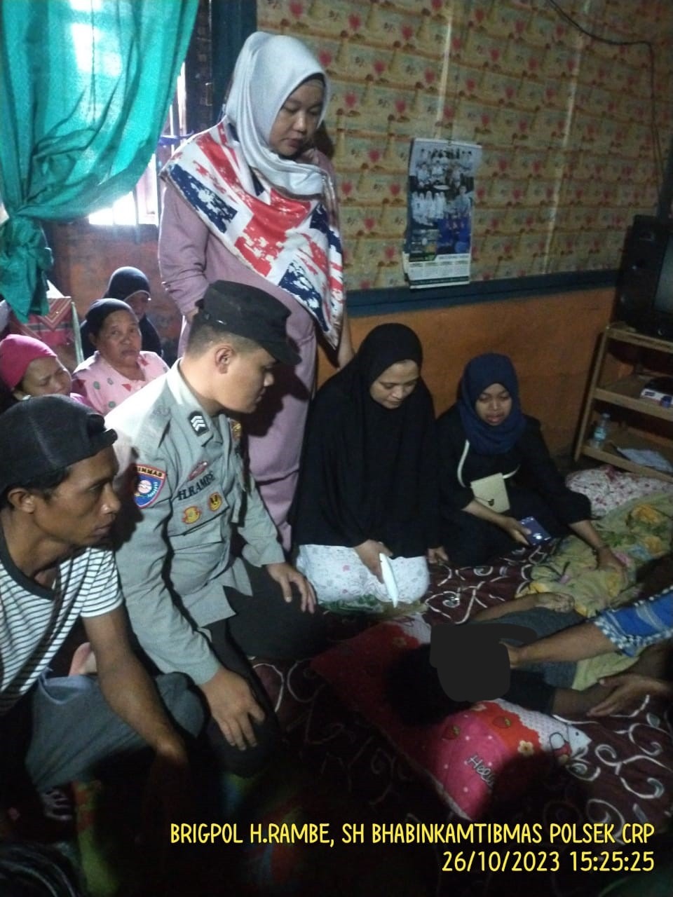 Turut Berduka Cita, Bhabinkamtibmas Sambangi Rumah Korban Tenggelam