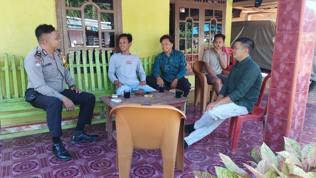 Bhabinkamtibmas Polsek Batiknau Lakukan Sambang, Sampaikan Imbauan Antisipasi Tindak Kejahatan