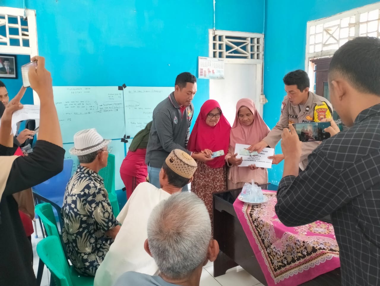 Diawasi Bhabinkamtibmas, Pemdes Kalbang Salurkan BLT DD