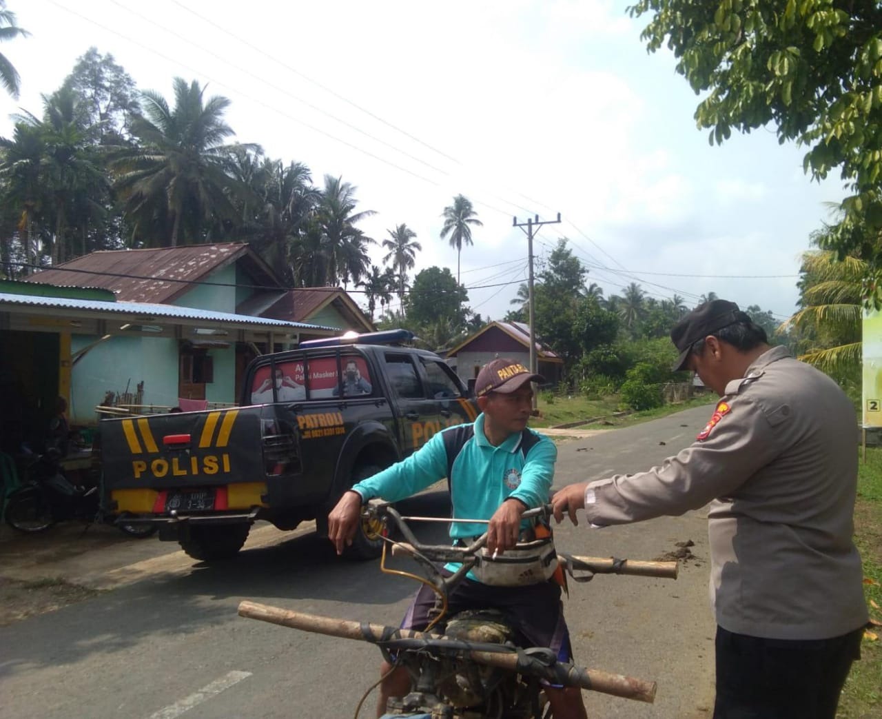 Personel Polsek Padang Guci Gelar Patroli, Sampaikan Imbauan Tertib Berlalu Lintas