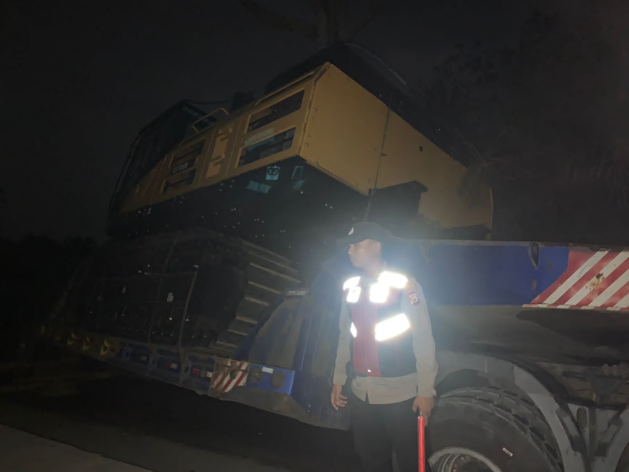 Quick Respon Polisi Datangi TKP Tronton Muatan Alat Berat Masuk Siring