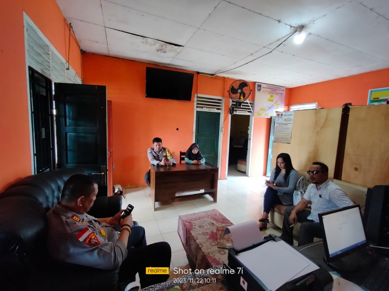 Kasat Binmas Polres BU, Kunjungi Korban Solar Tumpah 