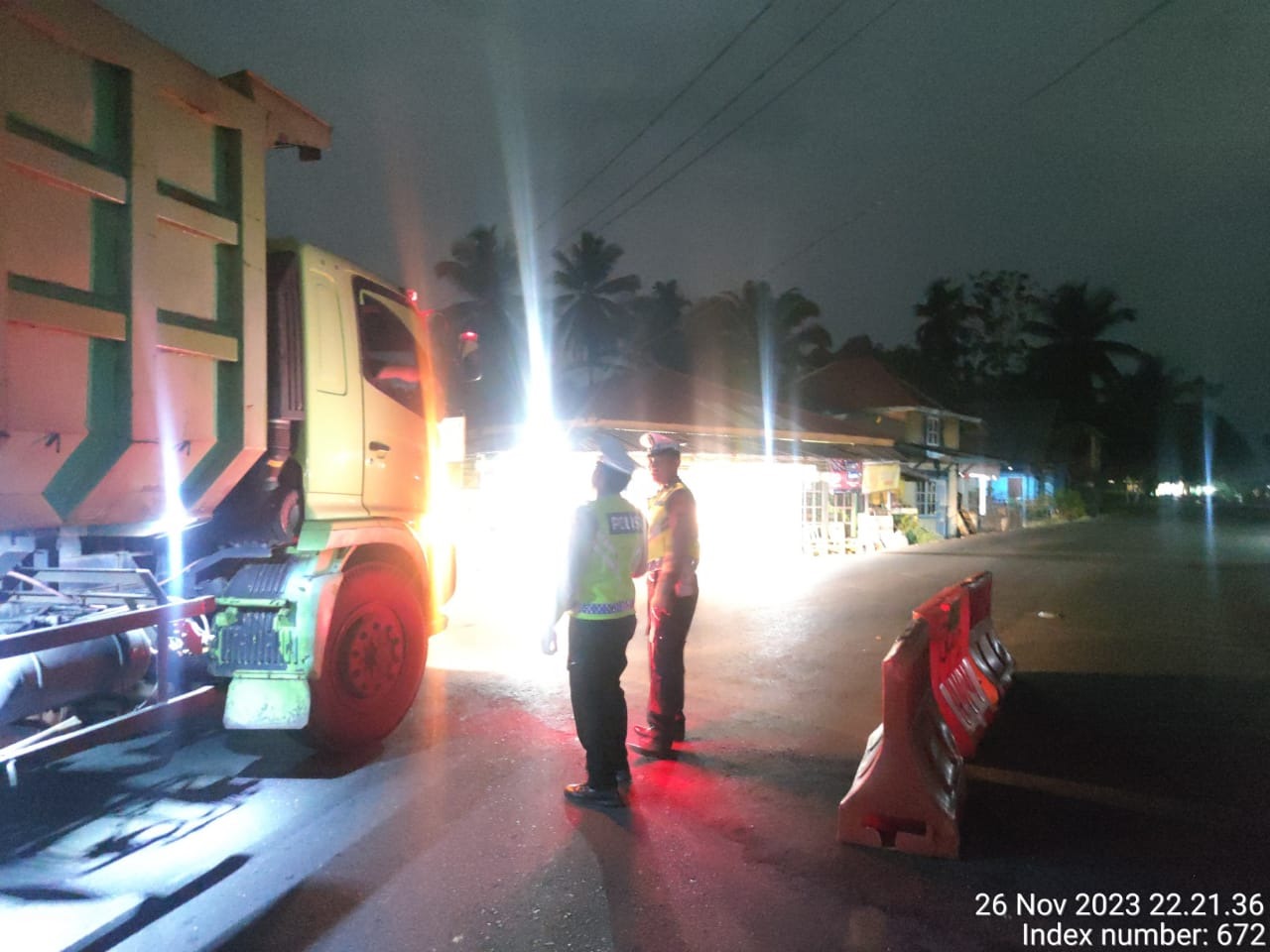 Gerak Cepat Piket Sat Lantas Polres Bengkulu Utara Urai Kemacetan Pada Jalan Terhalang Tronton Terguling