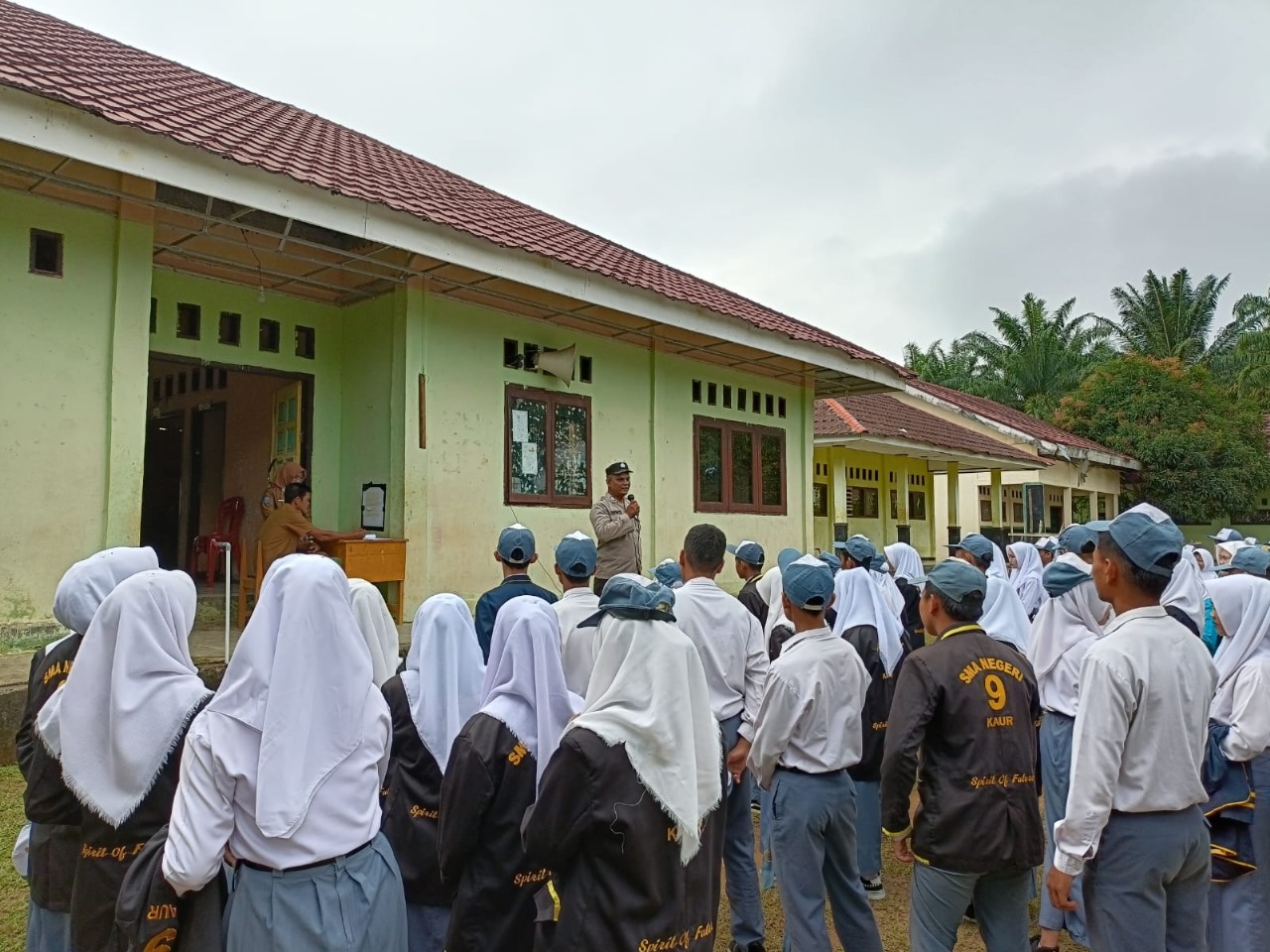 Bhabinkamtibmas Polsek Padang Guci Hulu Sambangi SMAN 09 Kaur, Sosialisasikan Kenakalan Remaja 