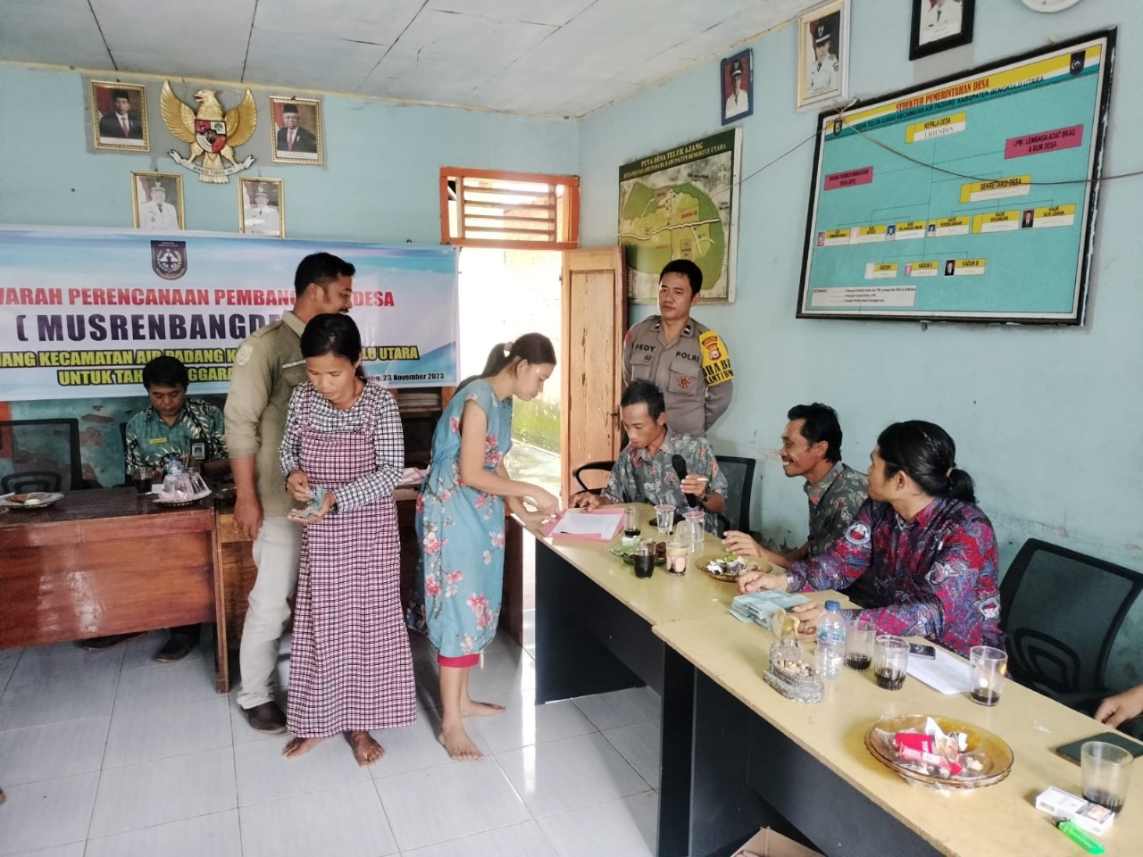 Bhabinkamtibmas Polsek Lais Hadiri Penyaluran BLT DD Teluk Ajang 