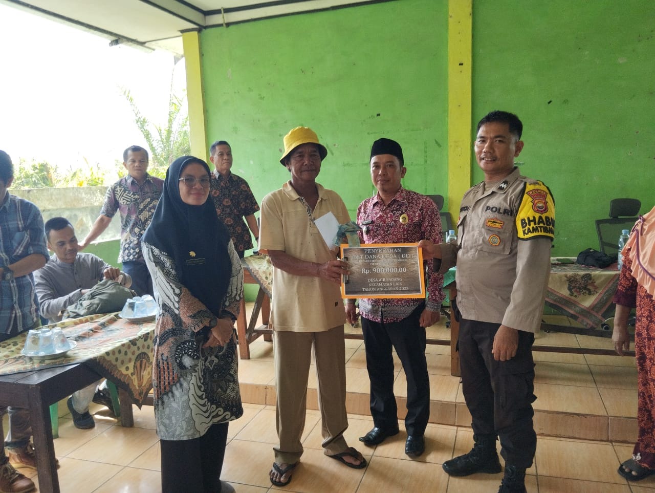 Dihadiri Bhabinkamtibmas, Desa Air Padang Salurkan BLT DD 