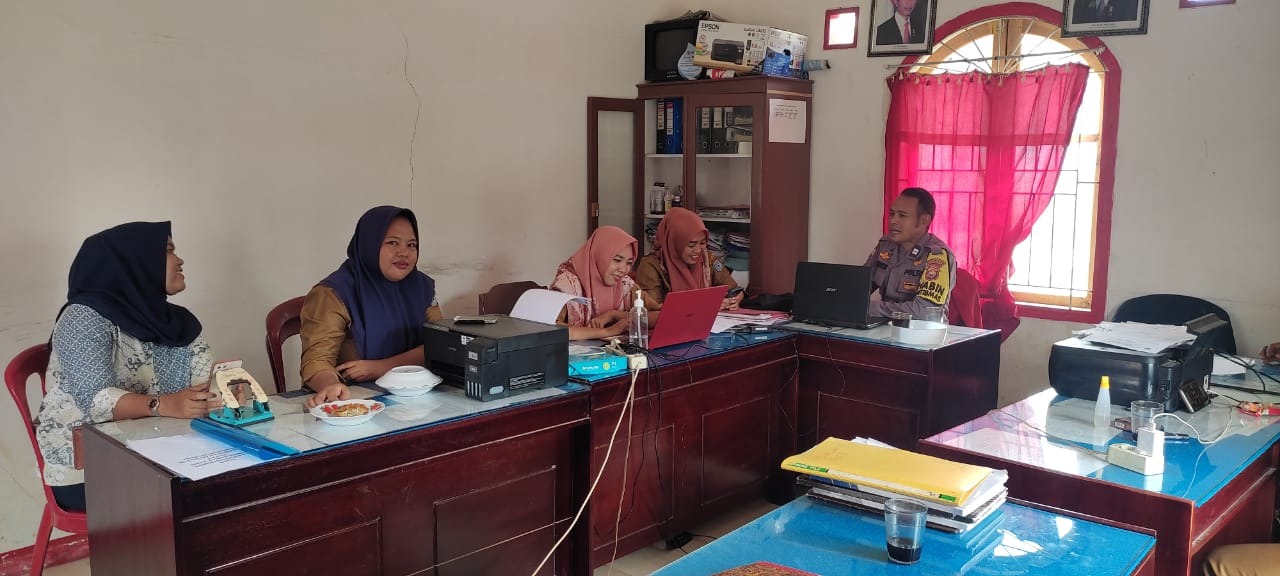 Jaga Sinergritas Polri dengan Perangkat Desa, Bhabinkamtibmas Polsek Padang Jaya Sambangi Kantor Desa