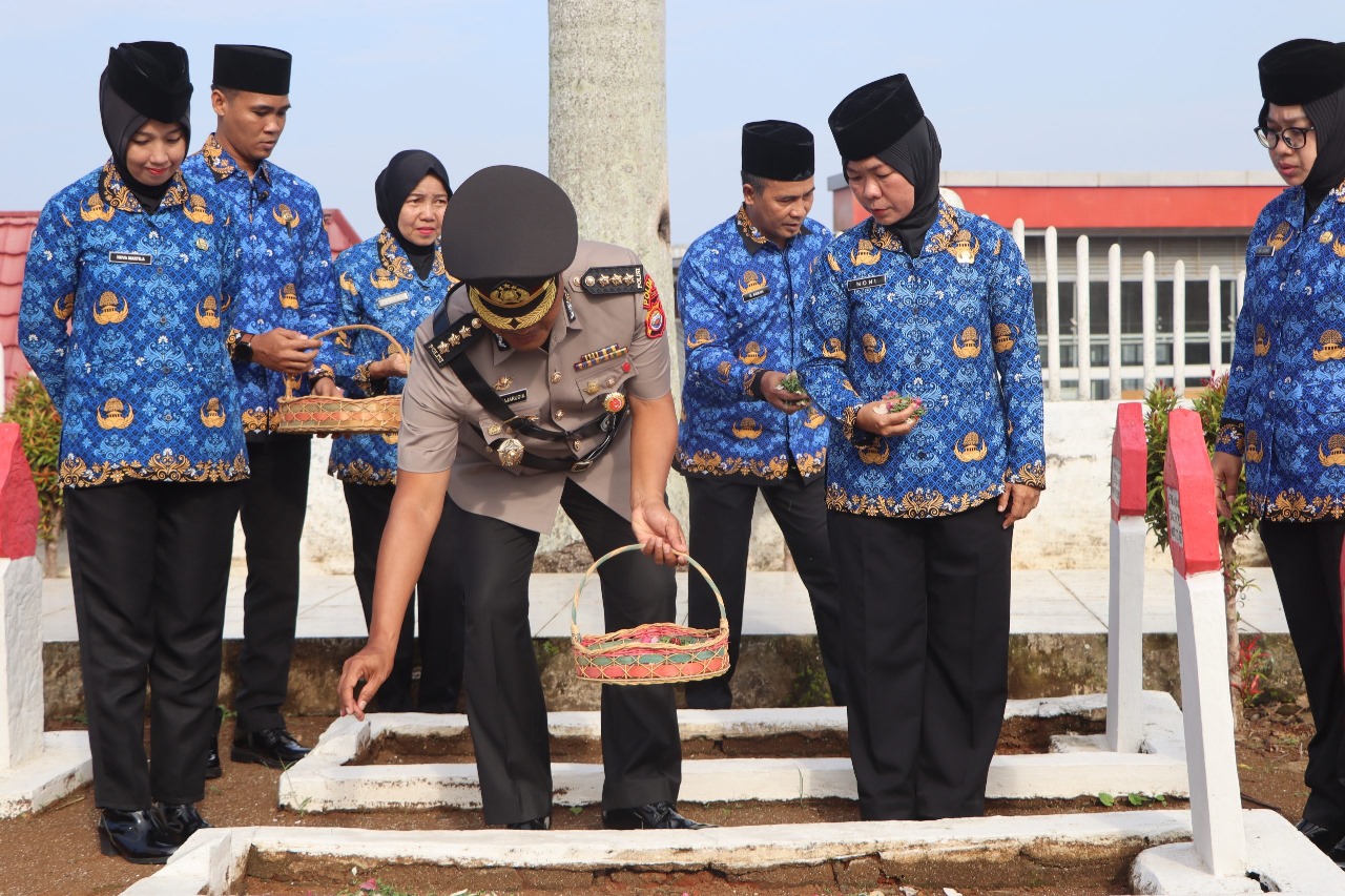 Rangkaian HUT Ke-52 Korpri, Karo SDM dan ASN Polda Bengkulu Ziarah Makam Pahlawan