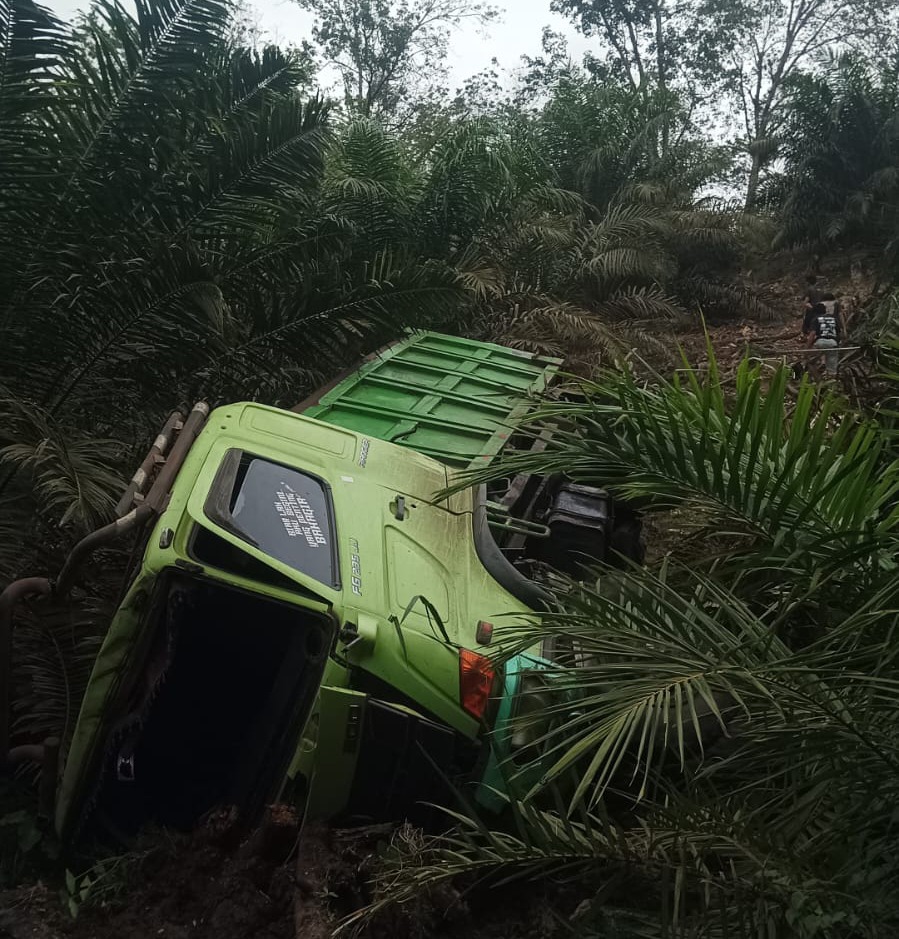 Truk Masuk Jurang di Bintunan Bengkulu Utara, Piket Lantas Polres BU Siaga di Lokasi