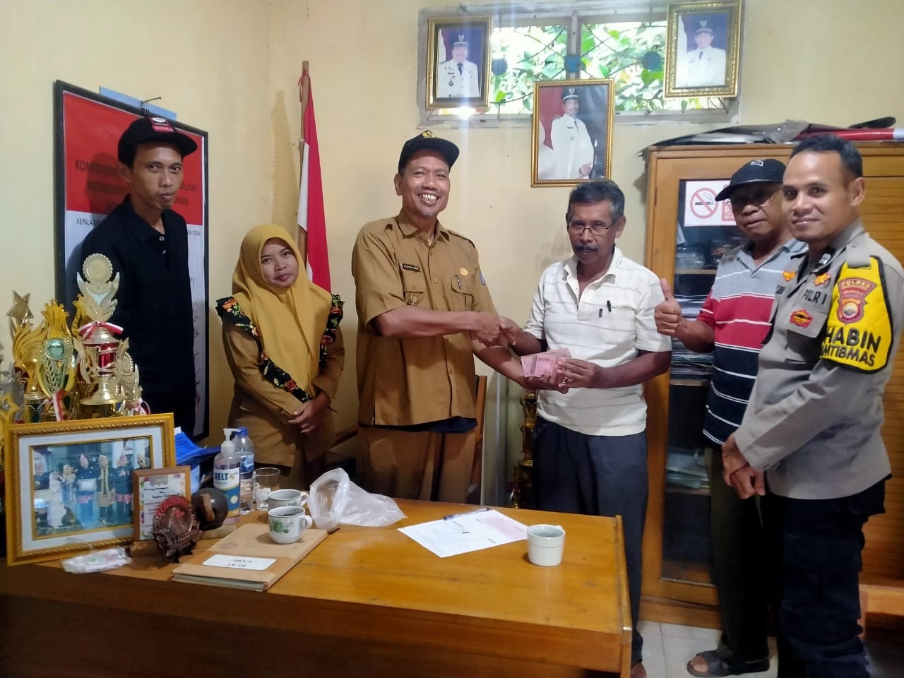 Bhabinkamtibmas Polsek Padang Jaya Monitoring Kegiatan Penyaluran BLT DD 