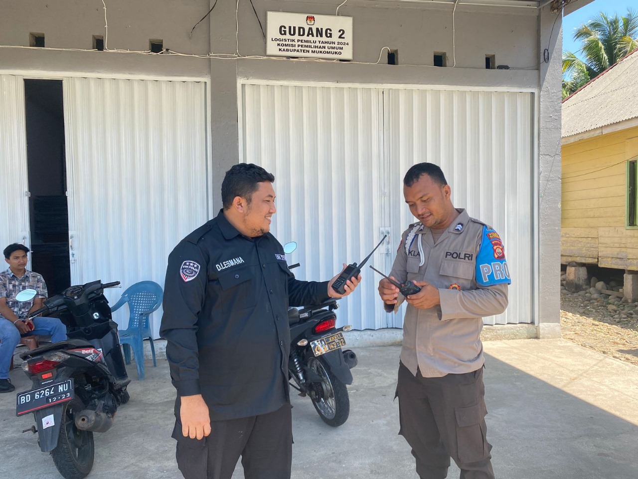 Satgas Banops Subsatgas OMB-Nala 2024 Polres Mukomuko Pasang Alat Komunikasi HT di Kantor KPU dan Bawaslu