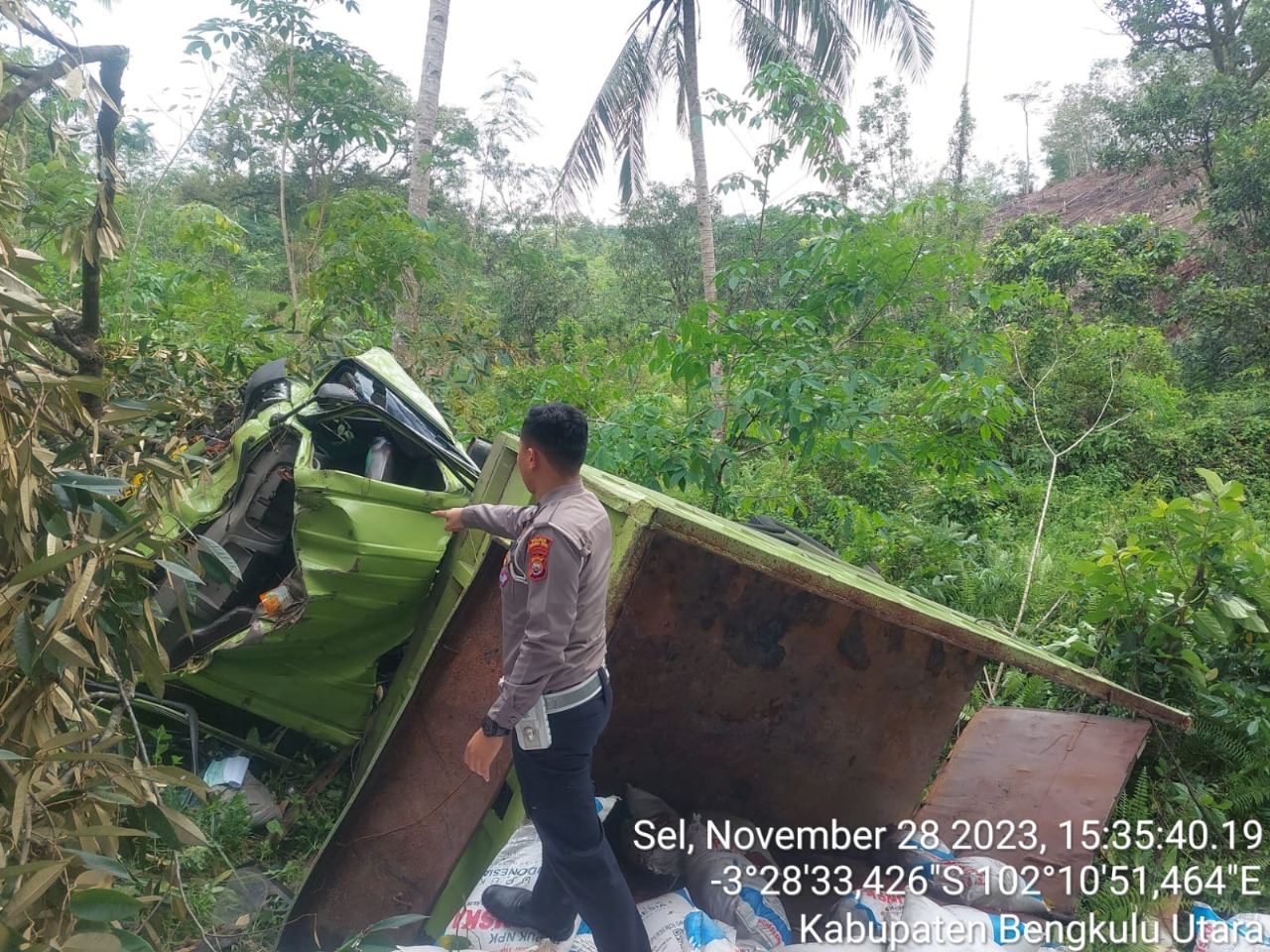 Lagi-Lagi Dump Truck Masuk Jurang, Tim Laka Sat Lantas Polres Bengkulu Utara Segera Bertindak
