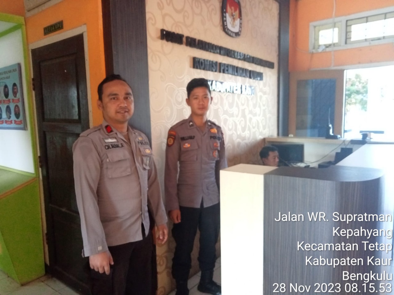 Personel Piket OMB Polres Kaur Pengamanan di Kantor  Kantor KPU Kabupaten Kaur