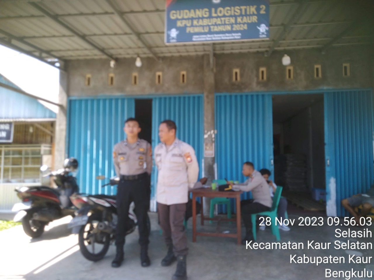 Personel Polres Kaur Lakukan Pengamanan Penuh Kewaspadaan di Gudang logistik 2 KPUD Kaur
